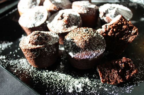 Sočni čokoladni muffini s komadićima voća